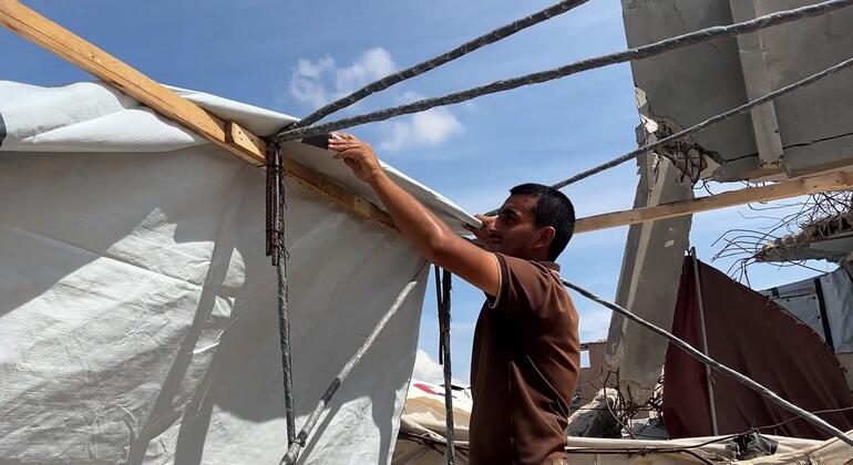 يقوم الفلسطينيون ببناء خيمهم باستخدام قضبان حديدية تم استخراجها من الأنقاض وأغطية بلاستيكية استعدادا لفصل الشتاء.